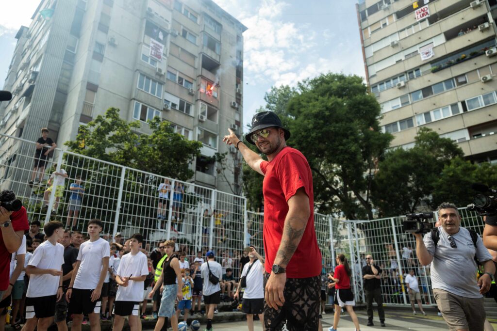 LUDNICA U BEOGRADU: Dončić se pojavio na terenu, masa ljudi blokirala kraj zbog NBA zvezde!