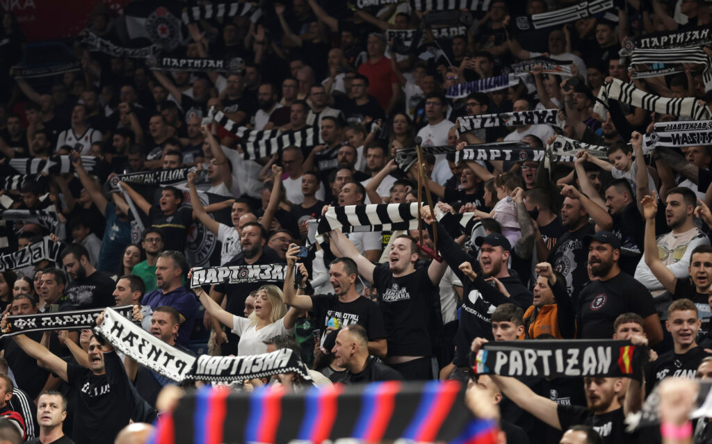 GROBARI SE MEĐUSOBNO POTUKLI, LETELE STOLICE U ARENI: Najgora moguća uvertira za finalnu utakmicu!