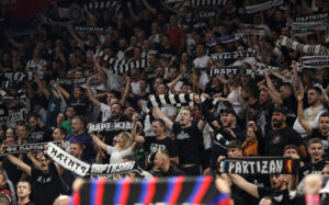 GROBARI SE MEĐUSOBNO POTUKLI, LETELE STOLICE U ARENI: Najgora moguća uvertira za finalnu utakmicu!
