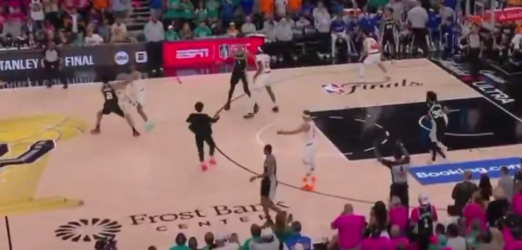 OVO NISMO VIDELI DUGO U NBA LIGI: Navijač upao na teren, cela arena se šokirala kada je videla pravu nameru!