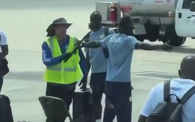 AKO VAM JE KOŽA CRNA ILI BRAON IMATE POTPUNO DRUGAČIJI TRETMAN PRED MUNDIJAL?! Senegalski fudbaleri tretirani kao kriminalci prilikom ulaska u SAD!