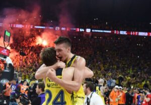 „BRATE SRBINE, GROBARE“: Bogdanović emotivnim rečima i uz Šabanove stihove ispratio Veselog u penziju!