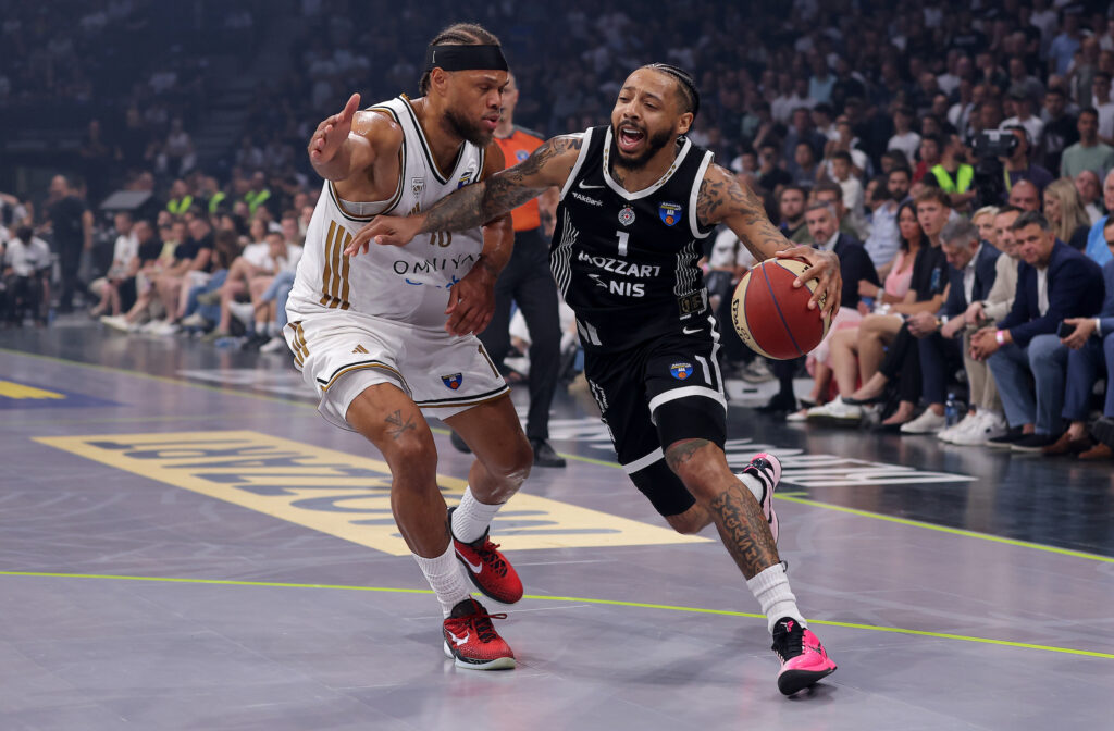 (POLUVREME) PARTIZAN RAZBIJA DUBAI U ARENI: Samo bivši igrač crno-belih drži goste u životu!