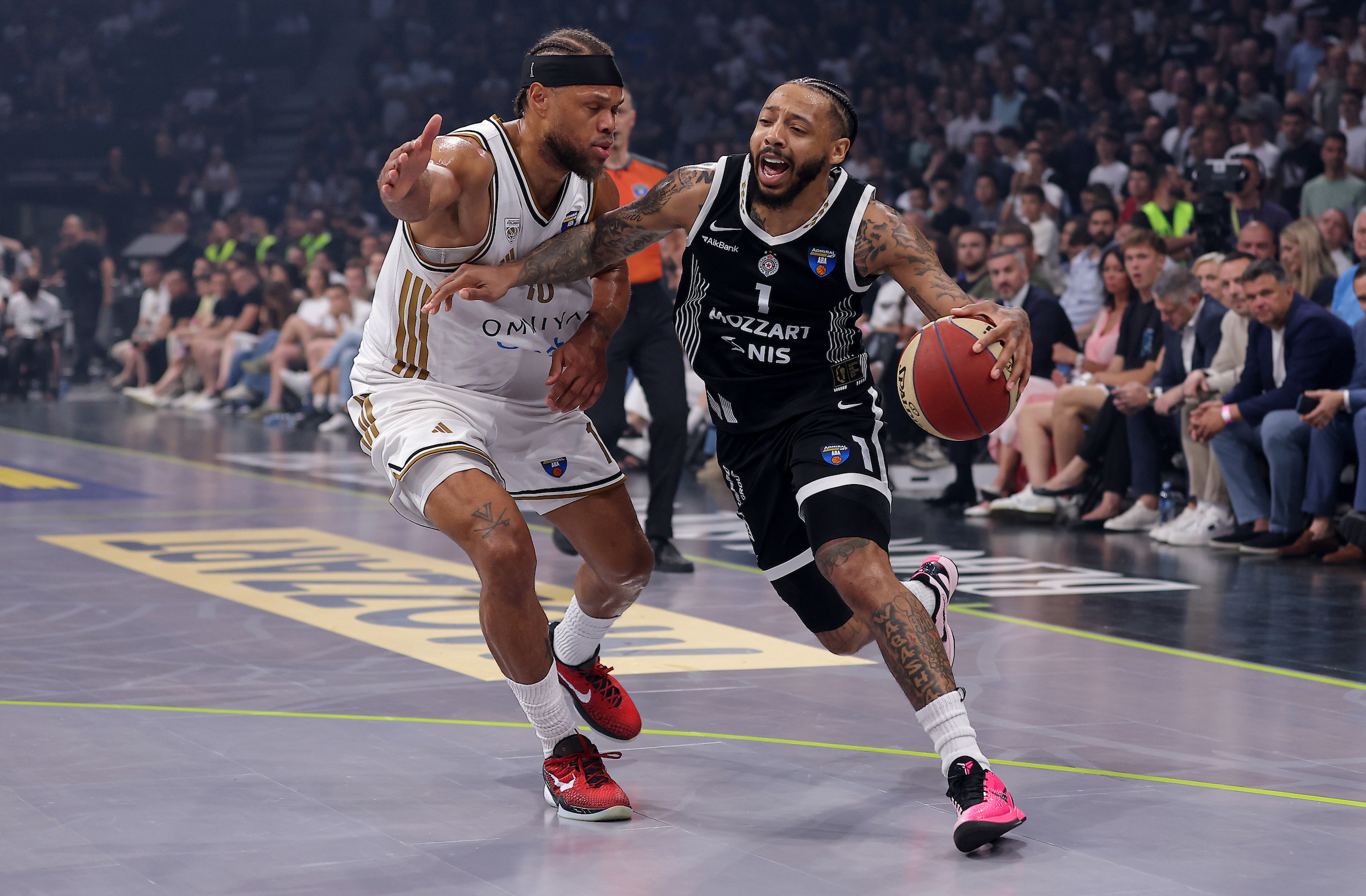 (POLUVREME) PARTIZAN RAZBIJA DUBAI U ARENI: Samo bivši igrač crno-belih drži goste u životu!