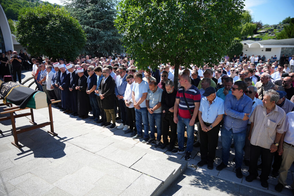 SUZE U SARAJEVU: Legendarni Edin Avdić ispraćen na večni počinak uz veliku tugu i poštovanje!