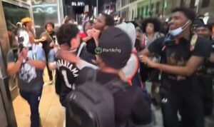 AMERIKA ILI BALKAN? Opšta tuča nakon utakmice NBA finala, navijačima Sparsa skidali dresove!