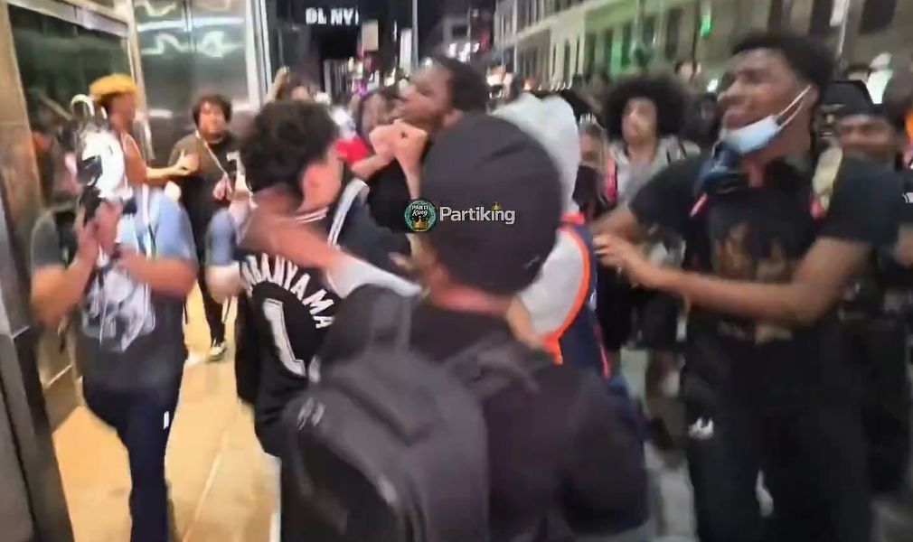 AMERIKA ILI BALKAN? Opšta tuča nakon utakmice NBA finala, navijačima Sparsa skidali dresove!