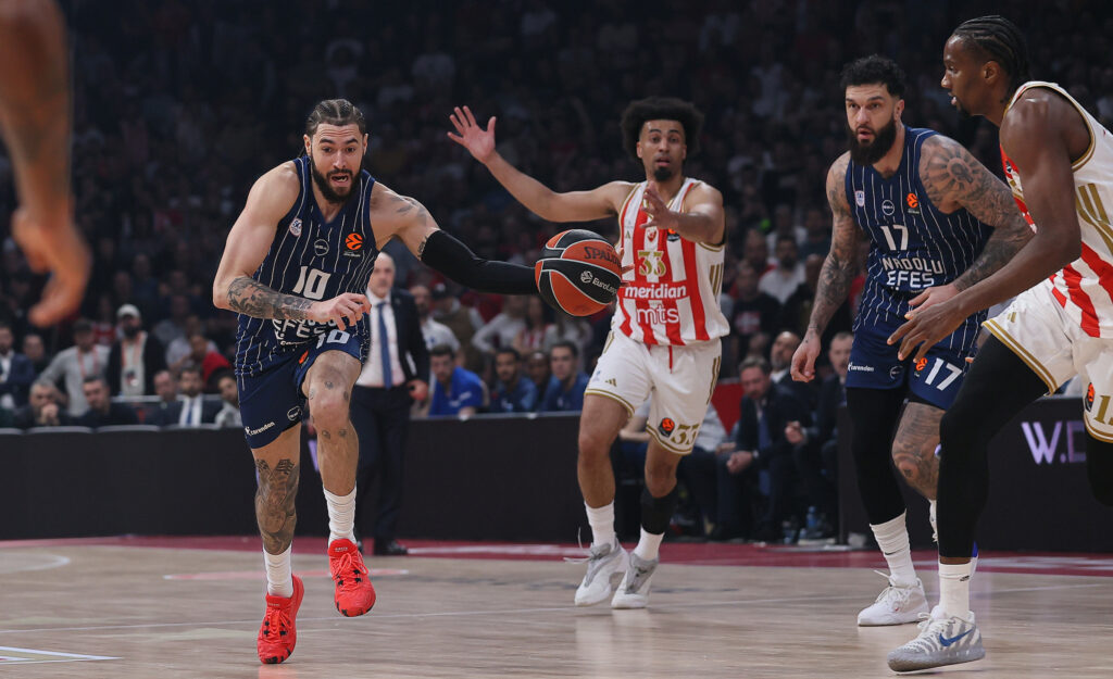 EFES MENJA SVE IZ KORENA: Još jedan igrač napustio tim nakon loše sezone u Evroligi!