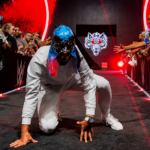 SKINUO REKET I STAVIO MASKU, NOVAK ĐOKOVIĆ UZ VELIKU ZVEZDU PROFESIONALNOG RVANJA: Najveći svih vremena imao „WWE debi“ pred hiljadama ljudi!
