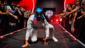 SKINUO REKET I STAVIO MASKU, NOVAK ĐOKOVIĆ UZ VELIKU ZVEZDU PROFESIONALNOG RVANJA: Najveći svih vremena imao „WWE debi“ pred hiljadama ljudi!