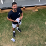 OVO NIJE OČEKIVAO NA VIMBLDONU: Novak Đoković dobio kovertu, pročitao jednu reč i izazvao erupciju oduševljenja!