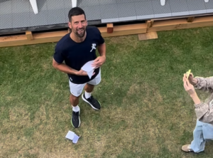 OVO NIJE OČEKIVAO NA VIMBLDONU: Novak Đoković dobio kovertu, pročitao jednu reč i izazvao erupciju oduševljenja!