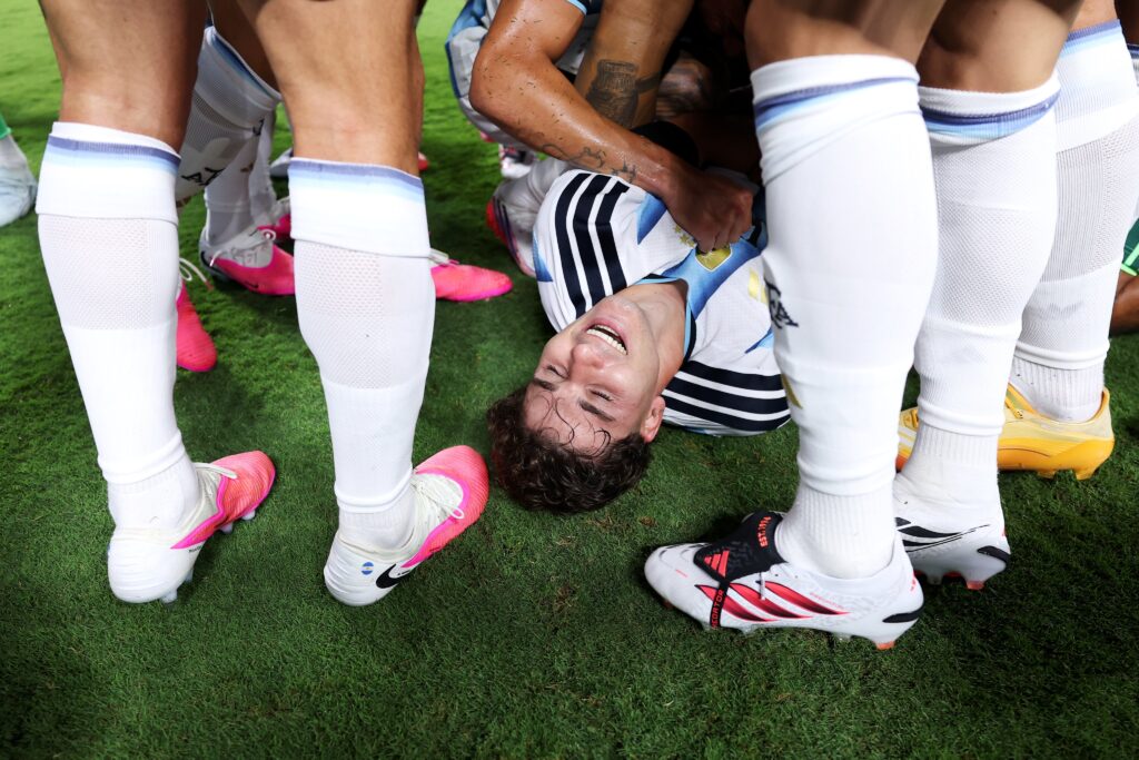 ARGENTINA NI OVAJ PUT NIJE MOGLA BEZ DRAME, ALI JE IPAK PROŠLA U POLUFINALE: Alvarez postao heroj Gaučosa – crveni karton obeležio meč!