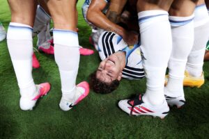 ARGENTINA NI OVAJ PUT NIJE MOGLA BEZ DRAME, ALI JE IPAK PROŠLA U POLUFINALE: Alvarez postao heroj Gaučosa – crveni karton obeležio meč!