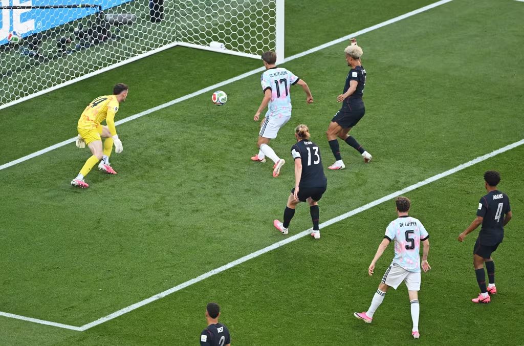 UZALUD POMOĆ TRAMPA I FIFE: Belgijanci objasnili razliku Amerikancima između sokera i fudbala!
