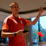 BALKANSKI ŠOU U SVLAČIONICI OLIMPIJAKOSA: Balša Popović zapevao srpsku pesmu koju su dobro znali svi Grci!