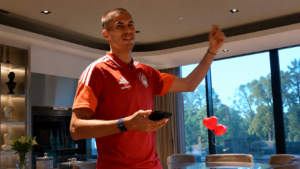 BALKANSKI ŠOU U SVLAČIONICI OLIMPIJAKOSA: Balša Popović zapevao srpsku pesmu koju su dobro znali svi Grci!