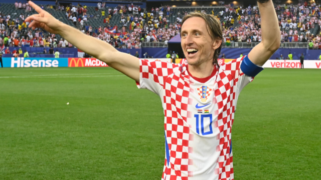 NE VIDI SE DA JE MATANOVIĆ DIRAO LOPTU IAKO SUDIJA KAŽE DA JESTE: Luka Modrić krivi sudiju za ispadanje sa Mundijala!