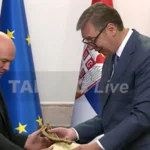 VUČIĆ DARIVAO PRVOG ČOVEKA UFC-A: Dejna Vajt dobio gusle kao poklon iz Srbije!