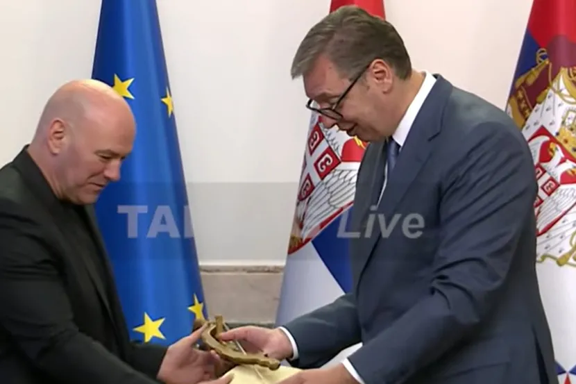 VUČIĆ DARIVAO PRVOG ČOVEKA UFC-A: Dejna Vajt dobio gusle kao poklon iz Srbije!