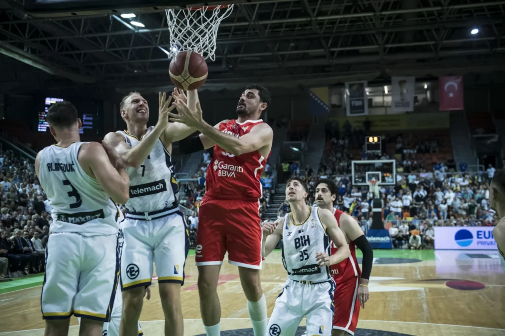 BOSNA PALA PRED SRBIJU: Turska preživela Zenicu, Garza uzalud zatrpavao koš!