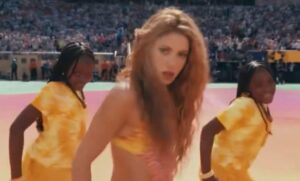 KAD AMERIKANCI PRAVE SPEKTAKL: Šakira zapalila stadion u istorijskom „halftime show-u“, svetski džet-set na tribinama!