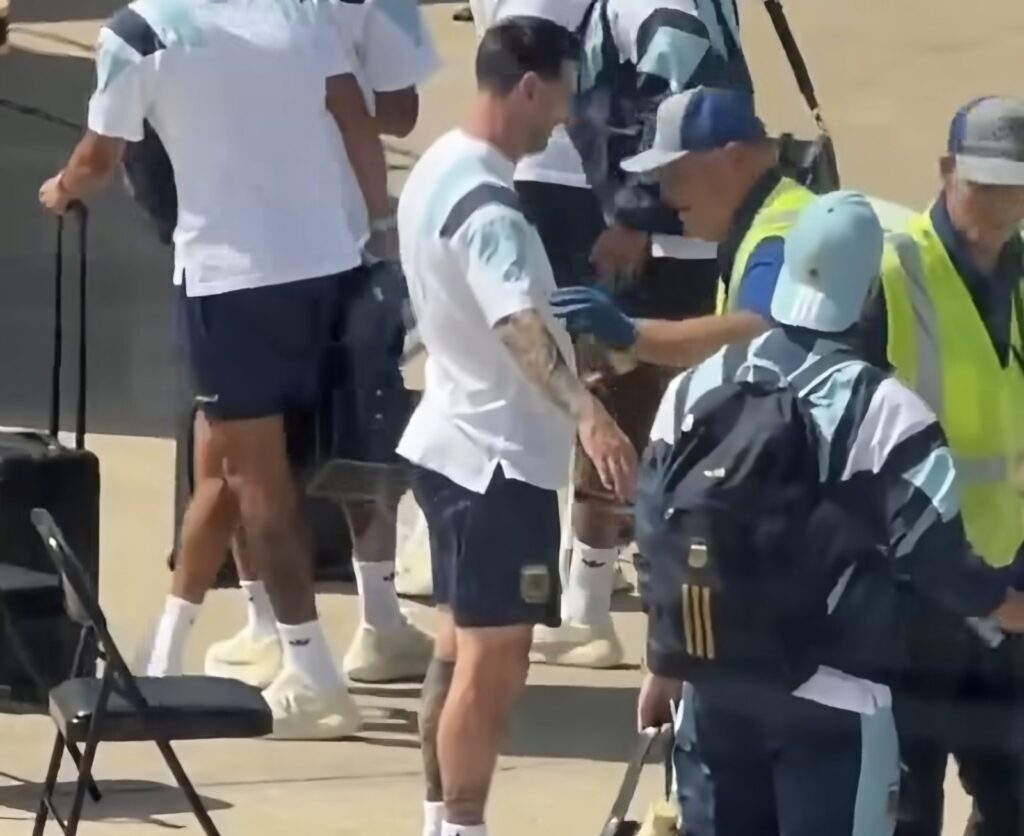 NI MESI NIJE POŠTEĐEN: Na aerodromu ga pretresli od glave do pete – njegova reakcija postala hit!