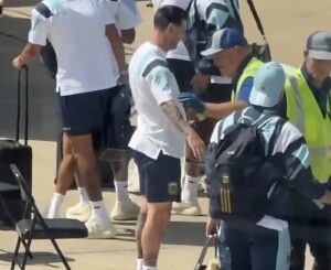 NI MESI NIJE POŠTEĐEN: Na aerodromu ga pretresli od glave do pete – njegova reakcija postala hit!