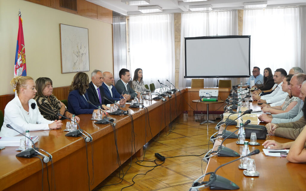 ZA UNAPREĐENJE SPORTSKE INFRASTRUKTURE 75,06 MILIONA DINARA: Potpisani ugovori za realizaciju 10 novih projekata širom Srbije!