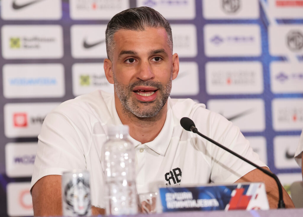 ALIMPIJEVIĆ DOBIO PITANJE O VLAHOVIĆU, PA ODGOVOROM NASMEJAO SVE NOVINARE: „Dobro sam razradio skandiranje!“