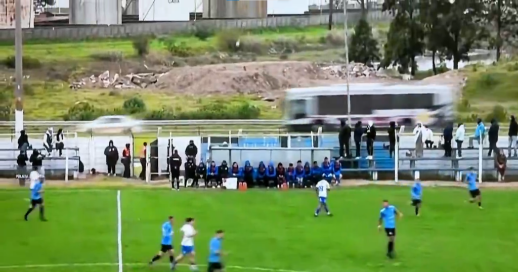 ISPUCAO LOPTU SA STADIONA I IZAZVAO UDES: Kamera nastavila da prati loptu, a onda je nastao potpuni haos! (VIDEO)