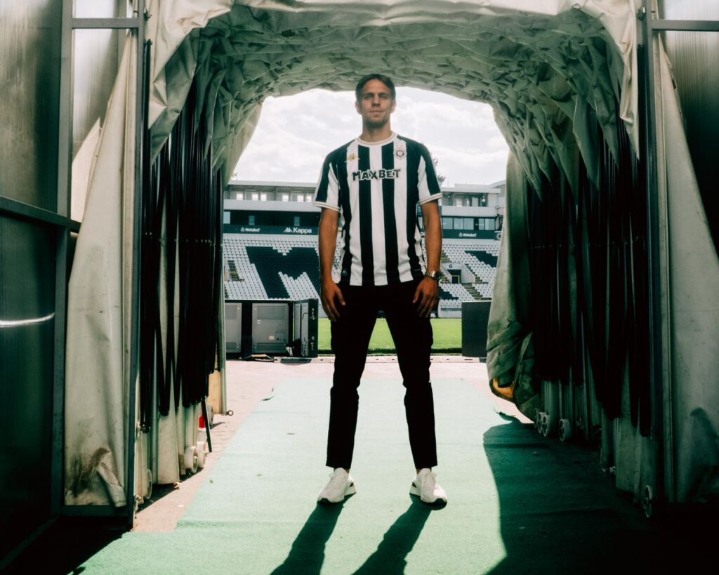 KONAČNO JE GOTOVO, FUDBALER IZUZETNE KLASE DOLAZI U HUMSKU: Iz trećeg pokušaja obukao crno-belo – Partizan završio veliki posao!