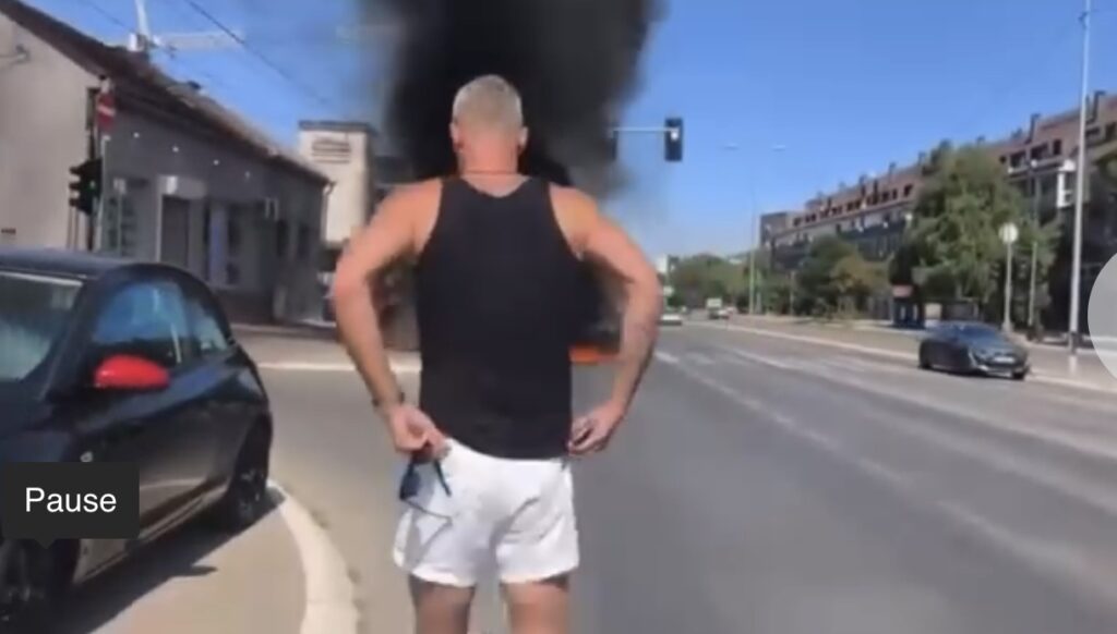 POJAVIO SE SNIMAK: Evo kako je Milan Gurović spasio čoveka iz zapaljenog automobila!