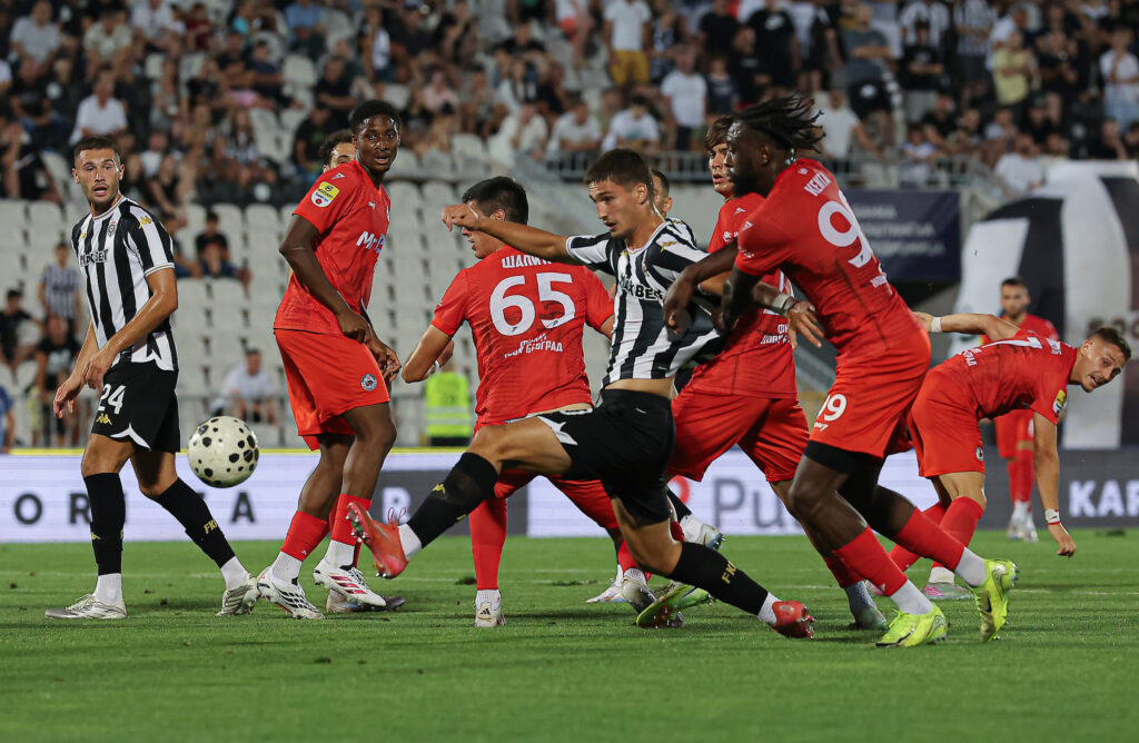 (POLUVREME) PARTIZAN SA IGRAČEM MANJE: Crno-beli sa desetoricom jure gol protiv IMT-a i vrućine!