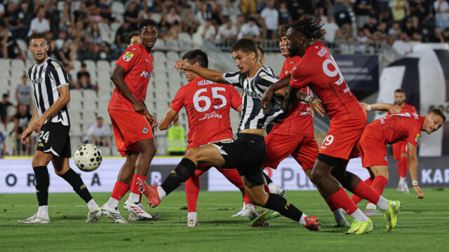 (POLUVREME) PARTIZAN SA IGRAČEM MANJE: Crno-beli sa desetoricom jure gol protiv IMT-a i vrućine!