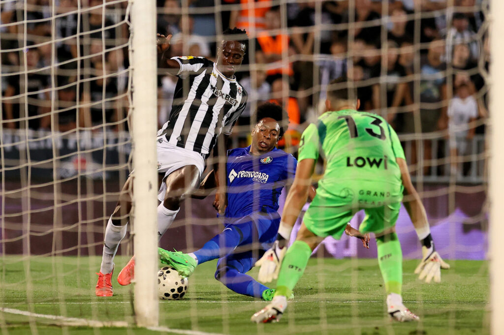 (POLUVREME) PARTIZANU PONIŠTEN GOL NAKON REKACIJE IZ VAR SOBE: Crno-beli konkretniji, ali bez realizacije!