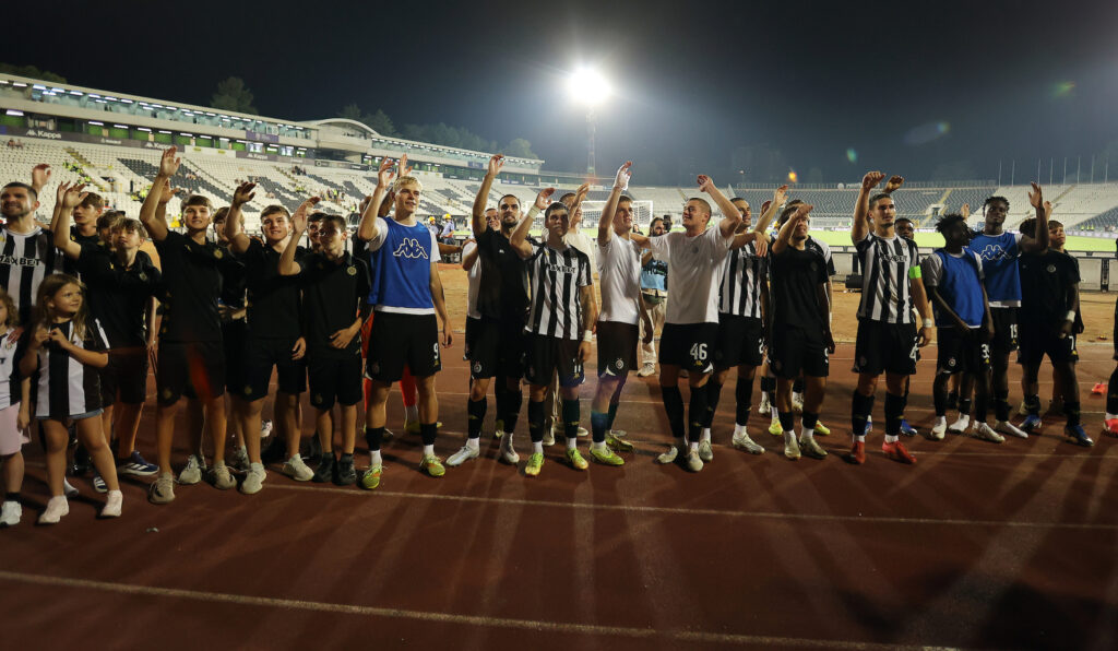PARTIZAN UJEDINJEN PRED HETAFE: Košarkaši stižu na stadion da pruže podršku Ilićevim izabranicima!