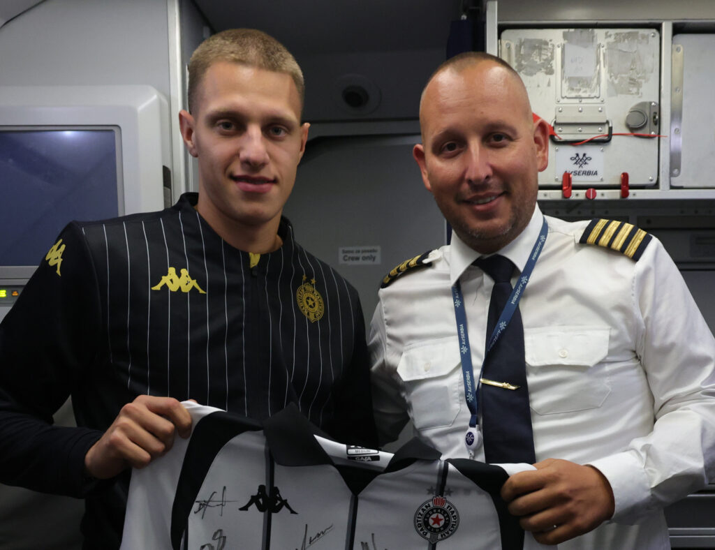 E TO JE PRAVI GROBAR: Pilot koji je vozio Partizanove fudbalere održao emotivan govor svima u avionu!
