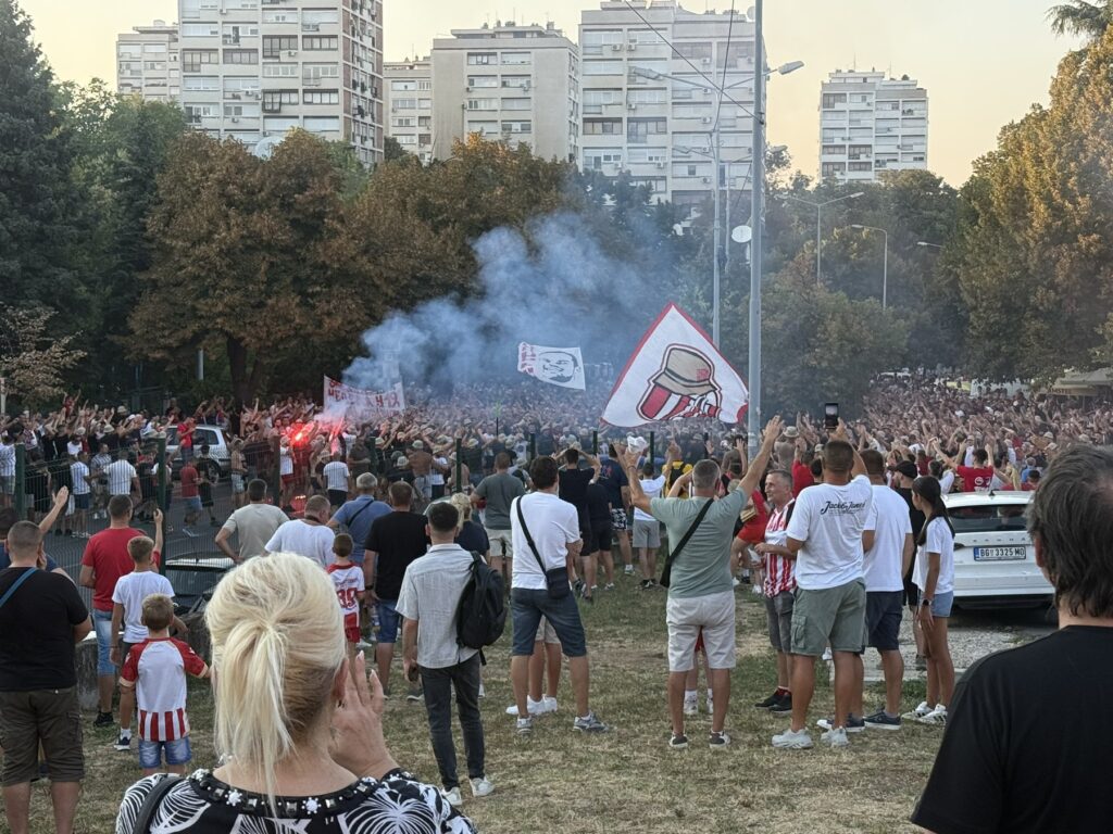 KAD JE NAJTEŽE, TU SU DELIJE: Zvezdu čeka neverovatna podrška – navijači na ulicama Beograda napravili spektakl pre spektakla!