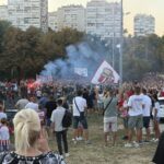 KAD JE NAJTEŽE, TU SU DELIJE: Zvezdu čeka neverovatna podrška – navijači na ulicama Beograda napravili spektakl pre spektakla!