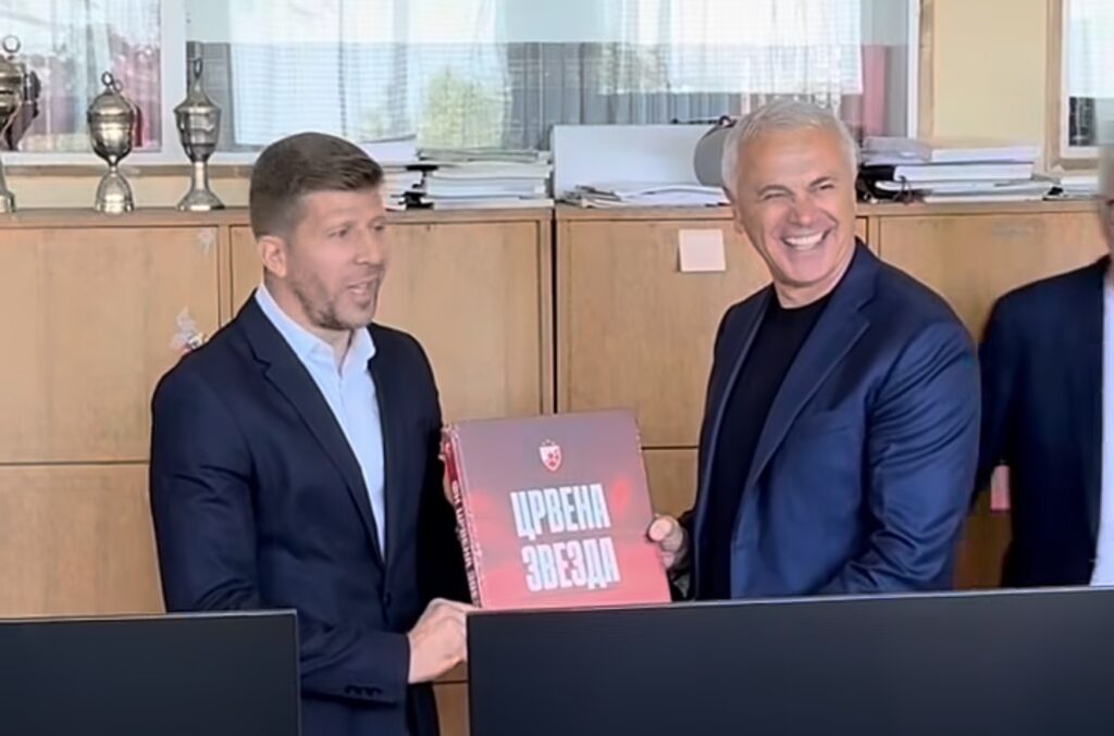 TERZIĆ PECNUO NOVAKA SIMOVIĆA PRED SVIMA: „Je l’ smeš ti da primiš poklon od mene?“