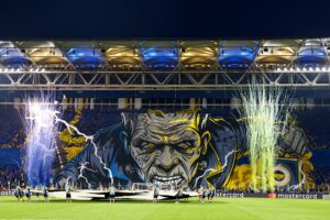 BURNO U FENERBAHČEU: Navijač ga pogodio flašom, Kartal podneo ostavku, Jildirim rekao NE!