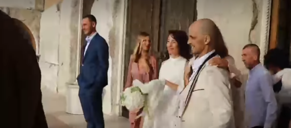 EMOTIVNE SCENE U PODGORICI, VOĐA VARVARA IMA NESALOMIV DUH: Čaka se venčao usred najteže životne bitke, Varvari ga dočekali ispred crkve!