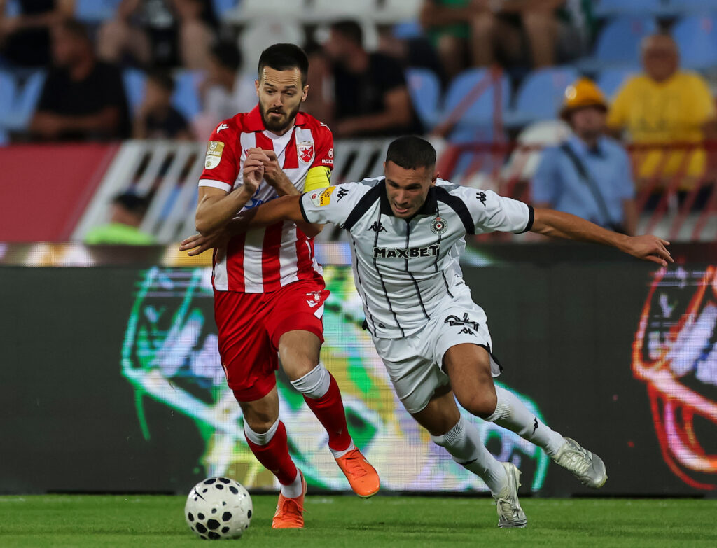 (POLUVREME) ŽE ISPISAO ISTORIJU, MIRKO REŽIRAO PREOKRET: Zvezda vodi, Partizan preti!