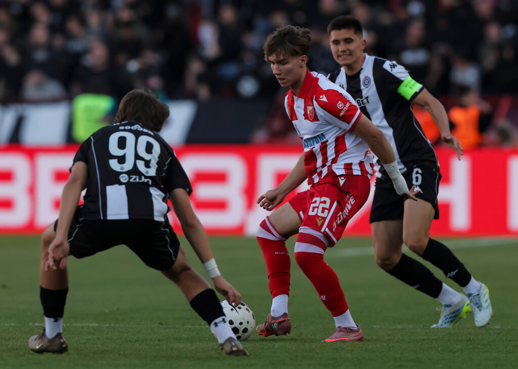 VEČITI DERBI U TRENUTKU ISTINE – ZVEZDA I PARTIZAN IGRAJU ZA MNOGO VIŠE OD TRI BODA  Crveno-beli žele odgovor posle evropskog razočaranja, dok Partizan na stadion Rajko Mitić stiže sa imperativom da ostane u trci za vrh