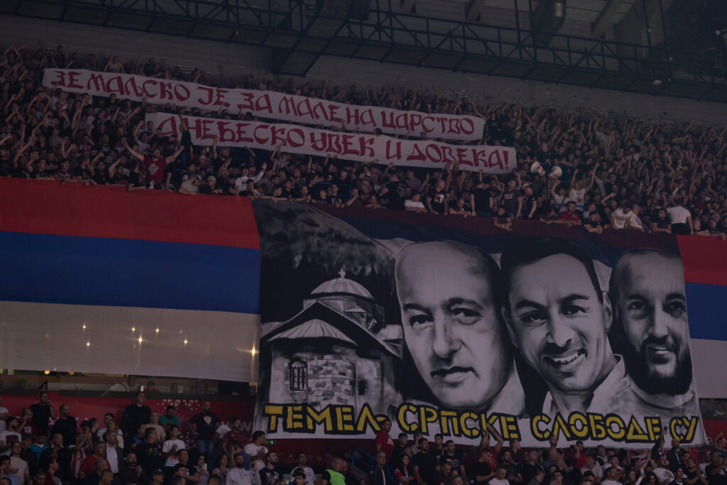 DELIJE POSVETILE TRANSPARENT UBIJENIM SRBIMA NA KOSOVU: „Temelj srpske slobode su…“!