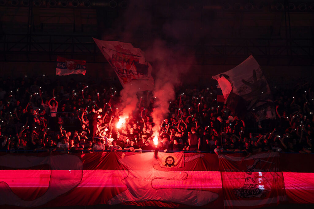 CRVENA ZVEZDA ZBOG NAVIJAČA MOŽE DA DOBIJE ZATVORENU ARENU: Crveno-beli na ivici najgorih mogućih kazni!