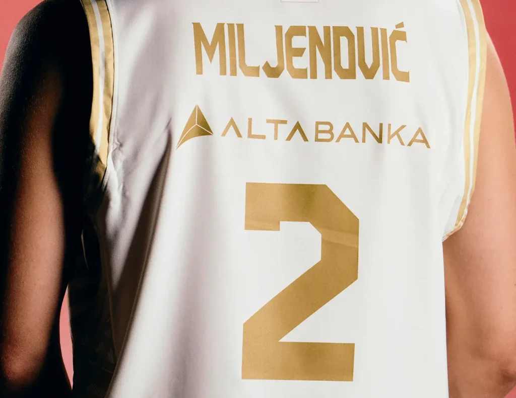 ZVEZDA PREDSTAVILA POTPUNO BELE DRESOVE: Zlatni detalji dominiraju, ovakav model crveno-beli do sada nisu nosili!