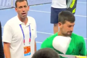 SRAMOTA: Navijač pogodio Novaka Đokovića u glavu – Evo kako je on reagovao!