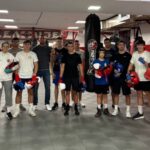 VELJKO RAŽNATOVIĆ POKAZAO VELIKO SRCE NA MARAKANI: Srpski bokser delio rukavice najmlađima u BK Crvena zvezda!